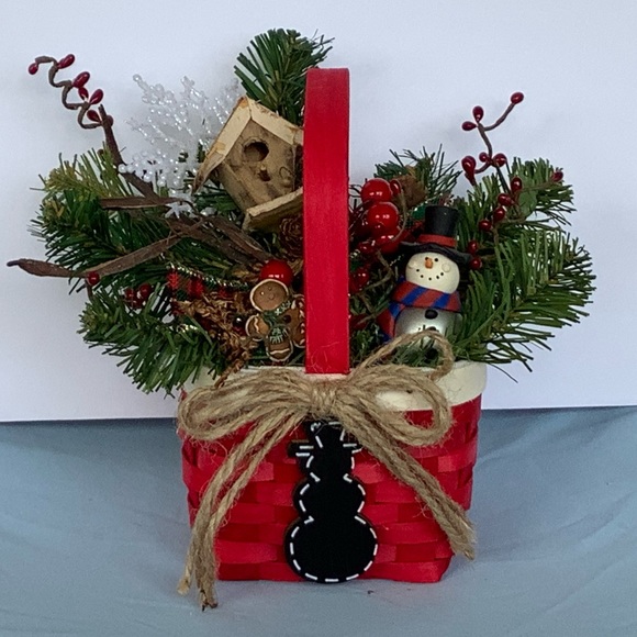 Christmas/Winter Floral Basket - Picture 4 of 4